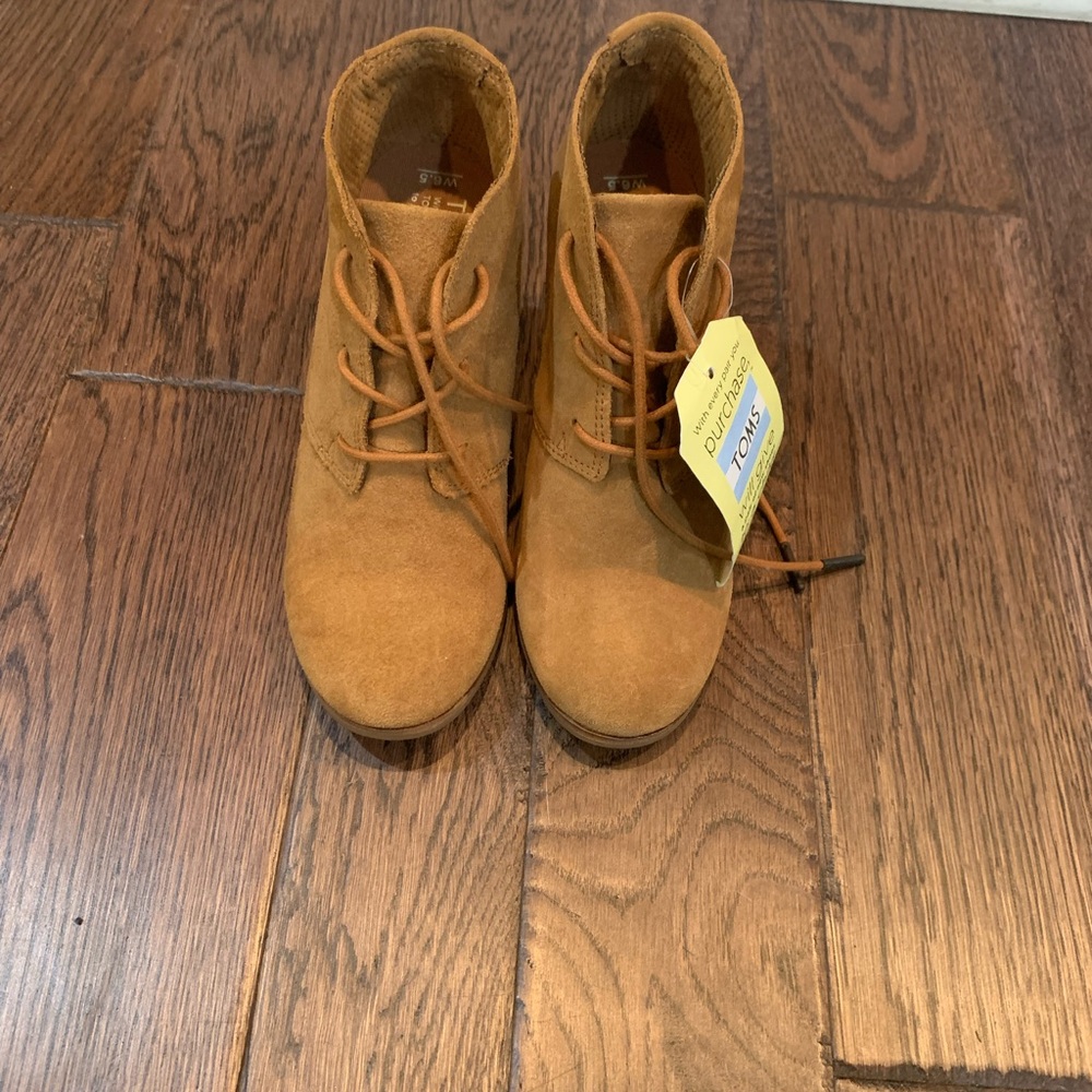 TOMS Women’s Desert Chukka Boots in Camel (tan)